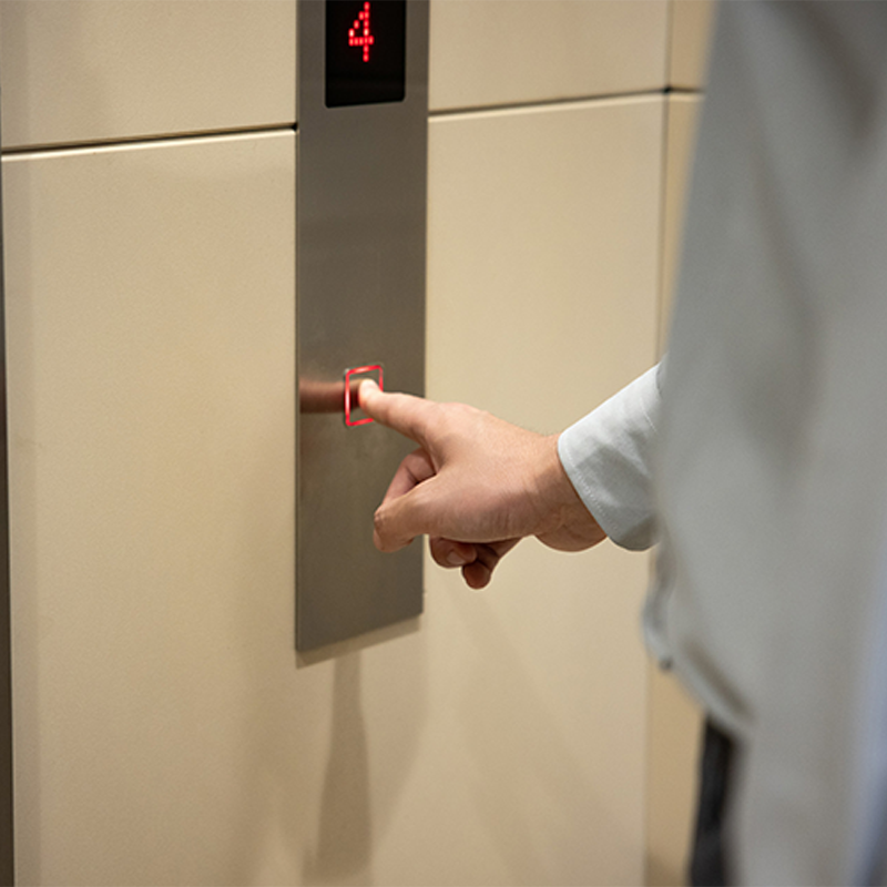 Consejos para viajar en ascensor de forma segura