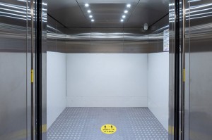 Хүнд ачааг босоо тэнхлэгт тээвэрлэх FUJISJ ачааны лифт
